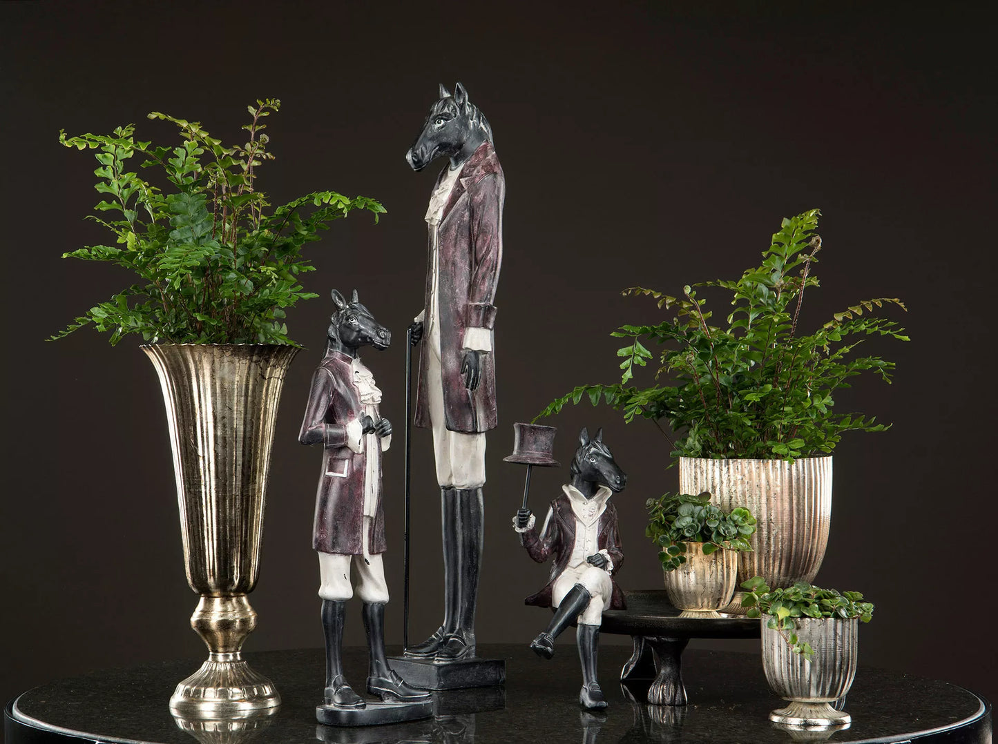 Hevonen pikkutakissa