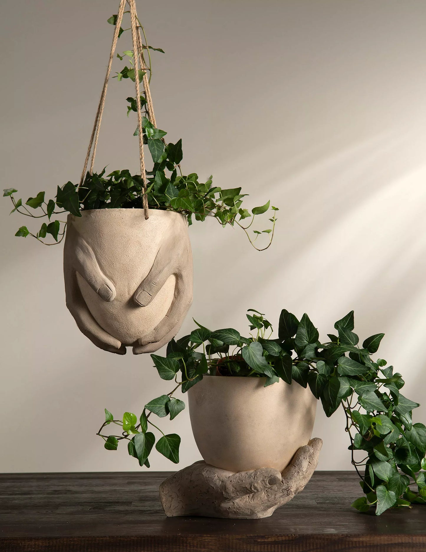 Ruukku kädet roikkuva