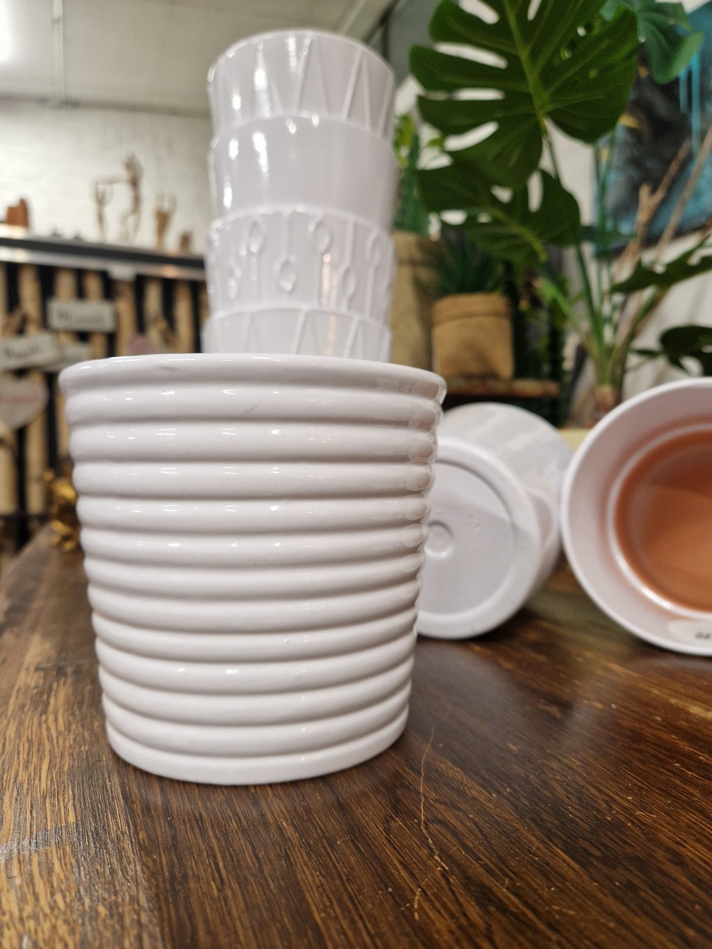 Valkoinen keraaminen ruukku 2 ALE 1€