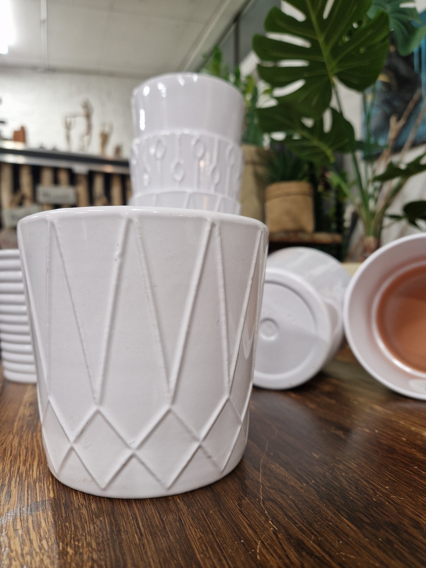 Valkoinen keraaminen ruukku4 ALE 1€