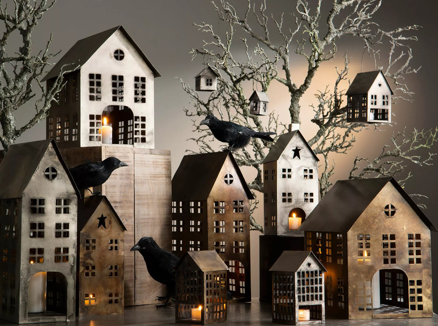 Ripustettava metallitalo harmaa