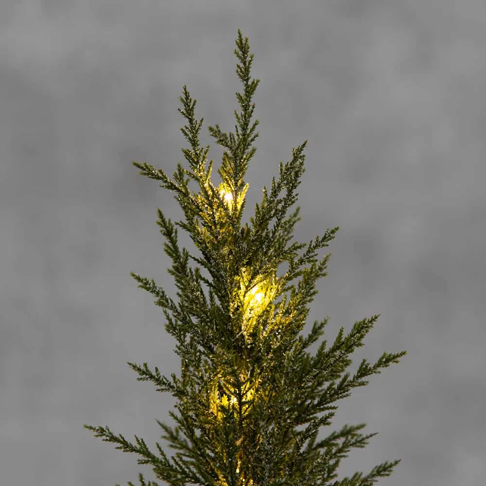 Koristekuusi valoilla