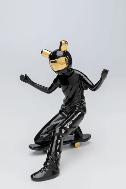 Skeittaava astronautti musta