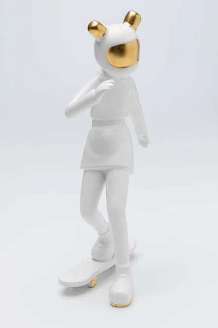 Skeittaava astronautti valkoinen